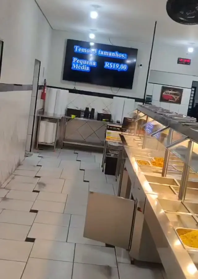 Cozinha de restaurante atendida pela Refrigeração Lopes